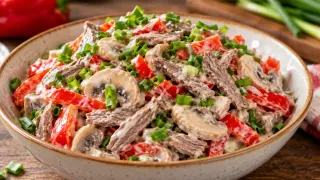 Сытный мясной салат «Строгановский» с грибами и перцем заменяет целый обед: и совсем без майонеза — муж в восторге