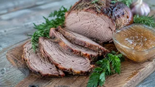 Вместо колбасы делаю сочное и ароматное мясо к завтраку: никакой химии — а по вкусу уделывает дорогущие сервелаты