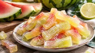 Пока сезон, все арбузные корки пускаю на эти сладкие цукаты — вкуснее и полезнее приторных магазинных конфет