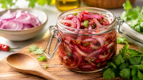 Пока готовится мясо — делаю этот ароматный лучок: 30 минут — и на столе обалденная закуска