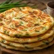 Пеку эти лепешки каждый день — тесто на кипятке, начинка из лука: вкуснее беляшей и чебуреков