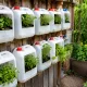 Никогда не выбрасываю старые канистры, еще и у соседей забираю: превращаю хлам в незаменимые вещи для дачи