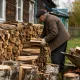 Пенсионеры могут покупать дрова дешевле: кто имеет право на льготу и сколько можно получить