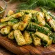 Битые кабачки с чесноком и зеленью: на летнем столе это главная закуска — очередь из соседей выстраивается