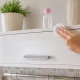 Не сода и не хлорка: 1 капля средства из ванной моментально убирает липкие пятна со шкафов — до этого ничем оттереть не могла