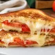 Два кусочка хлеба превращаются в блюдо как из кафе: эти бутерброды дети просят каждый день — не оторваться