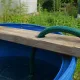 Шланг при наборе воды из бочки больше не вылетает: показываю самый простой способ поберечь нервы
