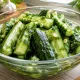 Мариную огурцы только так — всего 1 час и хрустящая вкуснятина готова: за летним столом идет на ура