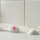 Детские зубные щетки скупаю в «Светофоре» пачками — в ванной они творят чудеса: соседки просят поделиться лайфхаком