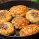 Фарш кладу прямо на тесто: быстрые беляши на кефире без дрожжей и лепки — улетают мгновенно
