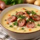 Картофельный суп по-немецки: вкуснятина с копчеными колбасками и сливками — на осень самое то