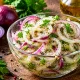 Этот лук ем хоть с хлебом, хоть с мясом: маринад по-немецки делает его настоящим деликатесом — нарадоваться не могу