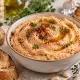 Копеечные продукты, а вкус как у дорогого паштета: готовим нежную намазку из фасоли с чесноком и сыром — и на гренку, и на свежий хлеб