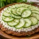 Из вчерашней гречки готовлю блинчик с яйцом на завтрак: сытный и очень нежный — с огурцом и творожным сыром
