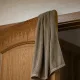 Почему нельзя вешать полотенце на дверь: запомните навсегда и родным расскажите