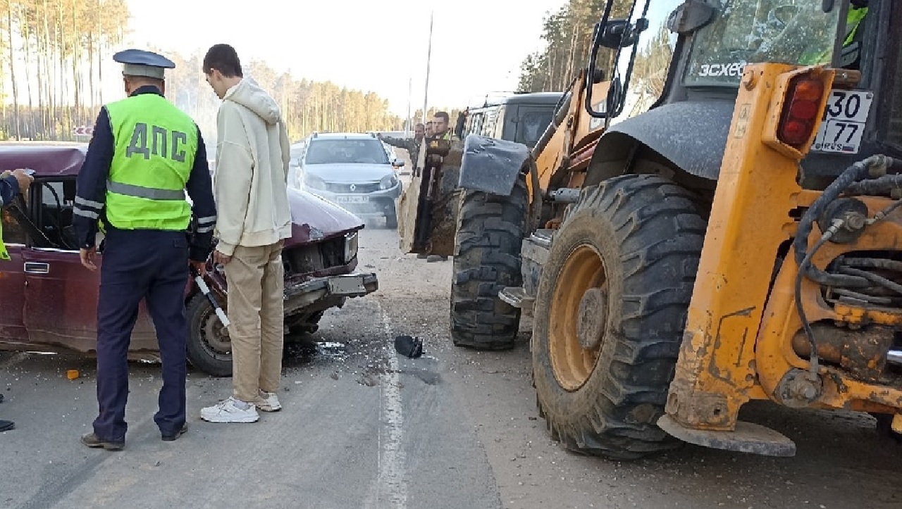 На месте стройки М-12 под Владимиром «Жигули» влетели в трактор - День во  Владимире