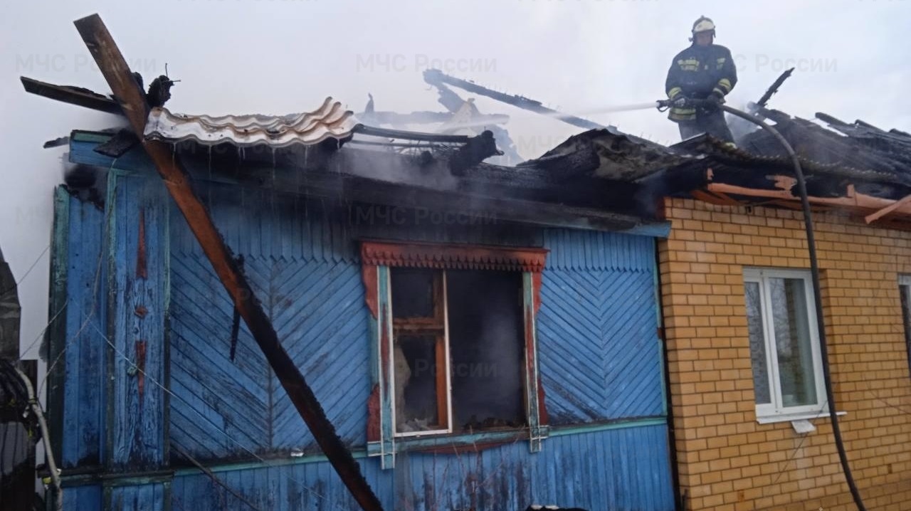 В Гусь-Хрустальном жильцы успели выбежать из горящего дома - День во  Владимире