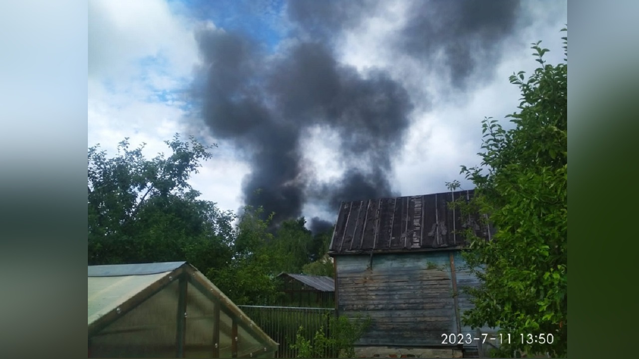 Во Владимирской области мощный пожар охватил дачный дом - День во Владимире